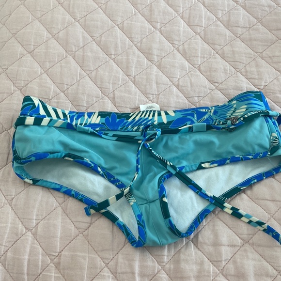 Oakley 3pc bikini - Picture 10 of 12